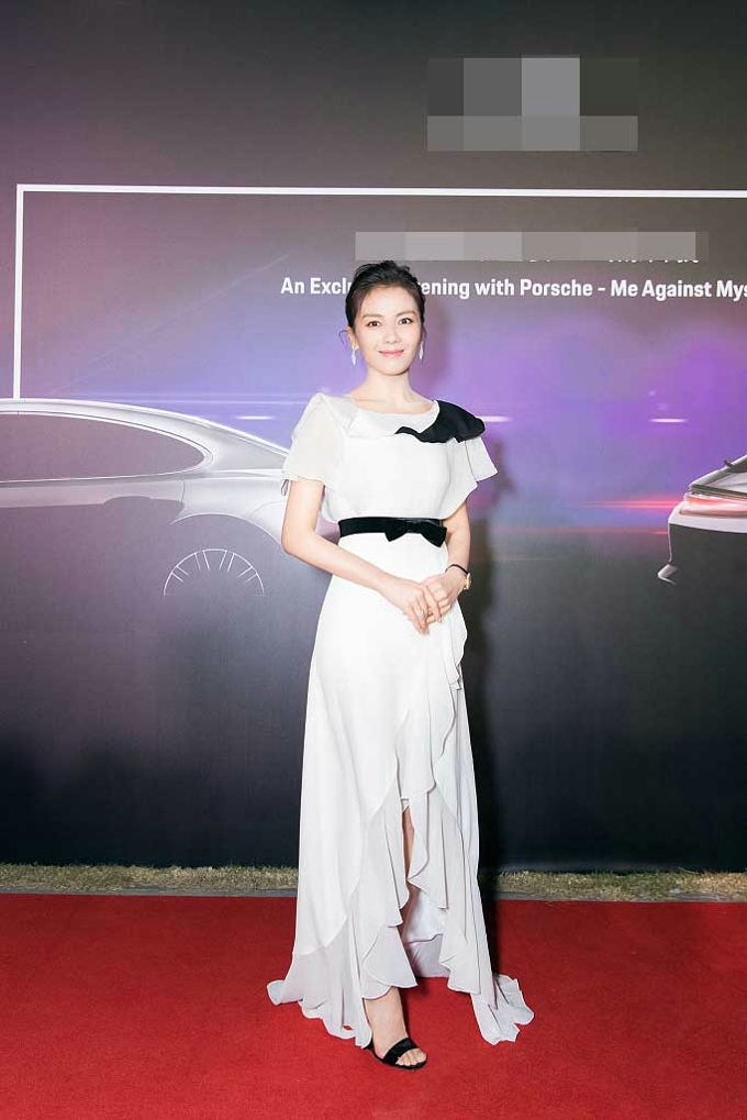 内地女星刘涛穿白色拖地长裙时时尚写真