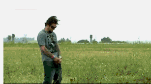 大哥风太大了！都成洒水机了！.gif