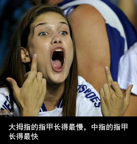 看妹子嘴型猜她说的什么？我觉得她在说：这里可以同时放进两根！.jpg