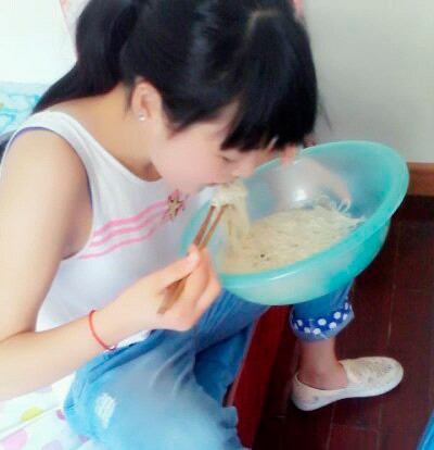 如果我没猜错的话，这种小盆子通常是女生用来洗下面的吧!.jpg