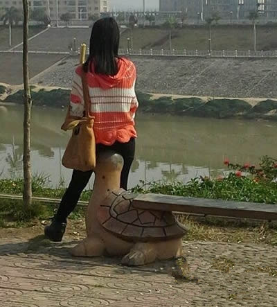 我去，妹子你知道你坐在什么上面吗？.jpg