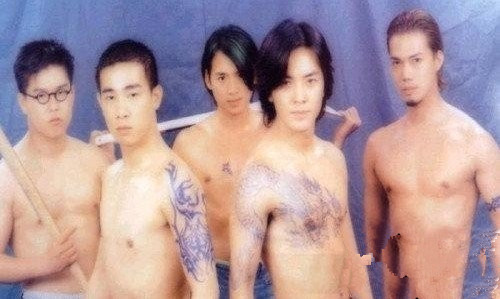小时候，以为兄弟是这样的.jpg