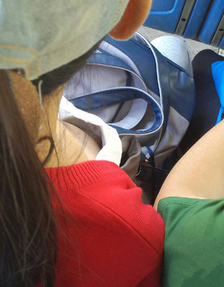 亮点图：妹子穿红白配的衣服就是好看，我一直看舍不得下车.jpg