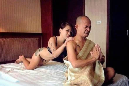 妖孽!快放开我徒儿，有什么本事尽管冲老衲来!.jpg