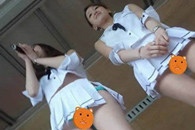 知道记者们为什么全都站在舞台前面吗?