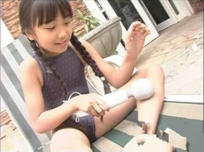 邪恶图片：姑娘你的瘦腿按摩器不错哦!.jpg