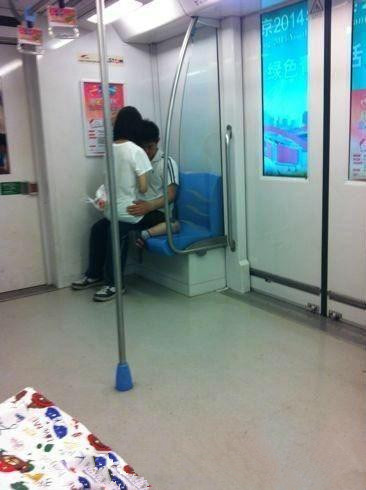 坐地铁提这么好看的手提包容易弄脏的。.jpg