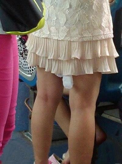 妹子，你的东西掉下来啦，是节操吗？.jpg