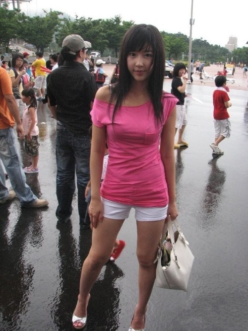 美女周围有多个亮点你能找到吗？.jpg