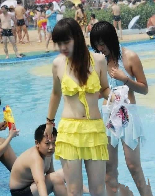 沙滩美女沙滩上寻见内涵图。.jpg