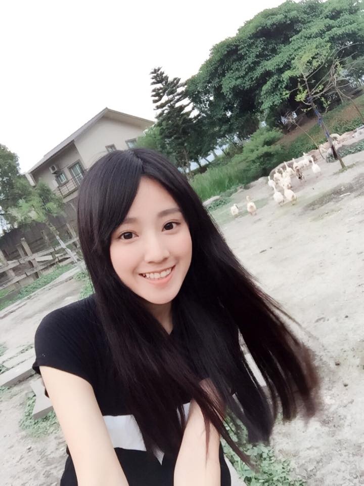 治愈系美女安婕希(陈奕安)甜笑迷人户外写真图片