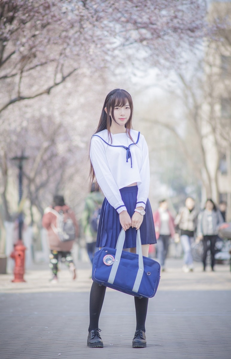 清纯白皙美女校花小露蛮腰性感迷人写真