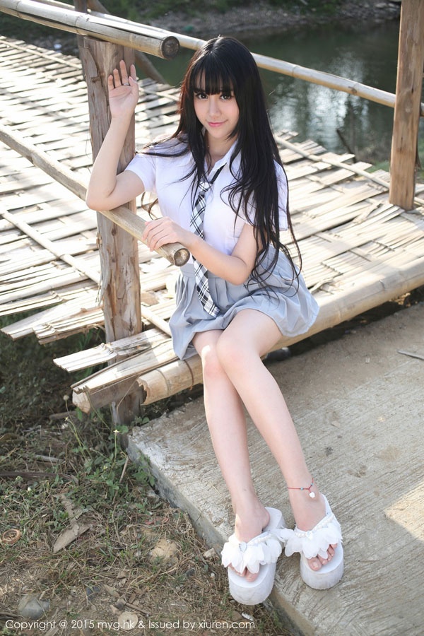 90后清纯美女校花校园清新可人写真图片