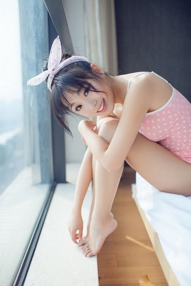 清纯稚嫩美少女酒店酥胸吊带性感美腿写真
