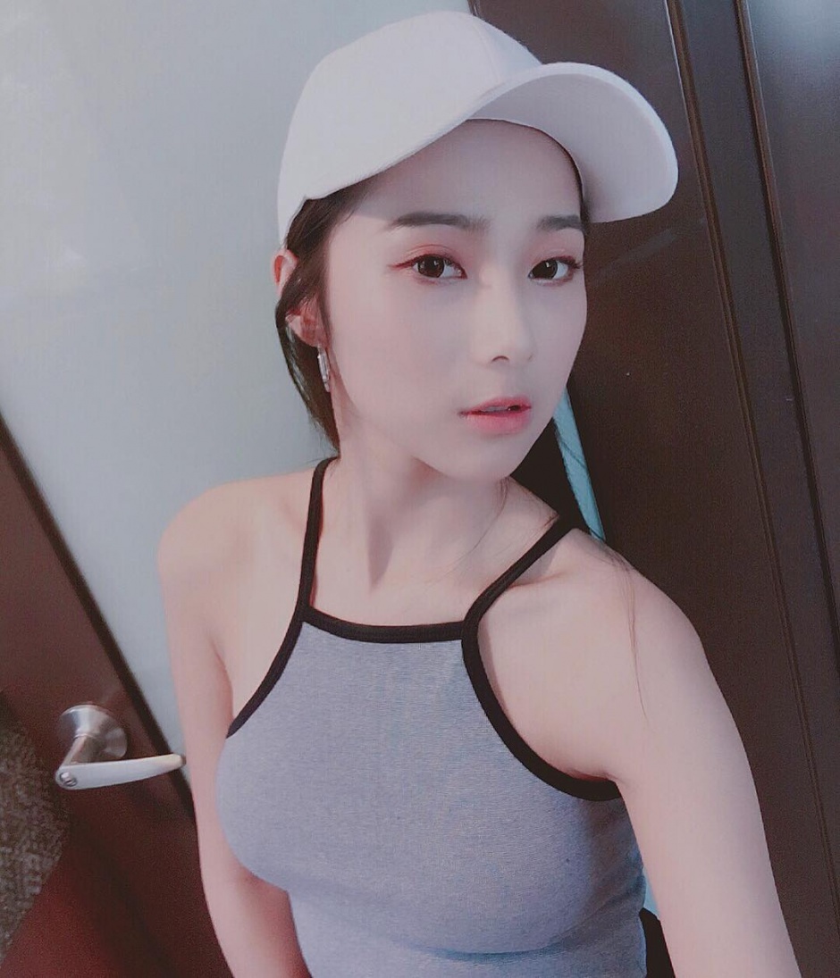 性感酥胸美女校花Lynne雨玄热裤美腿诱人写真图片