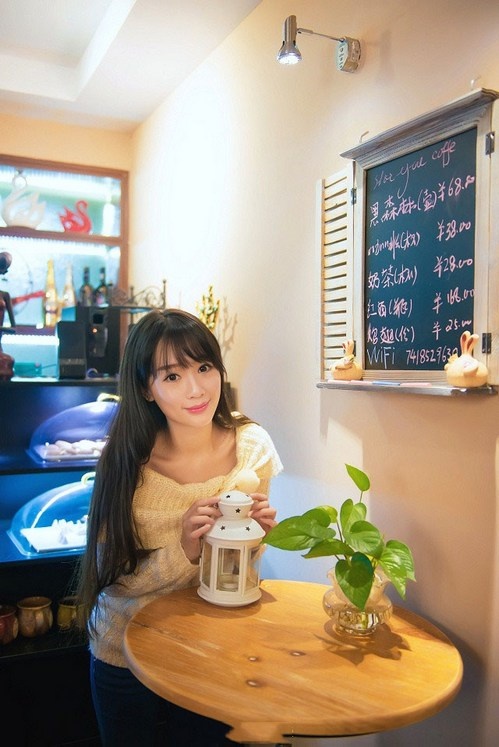 恬静淡然直长发清纯美眉奶茶店休闲美拍