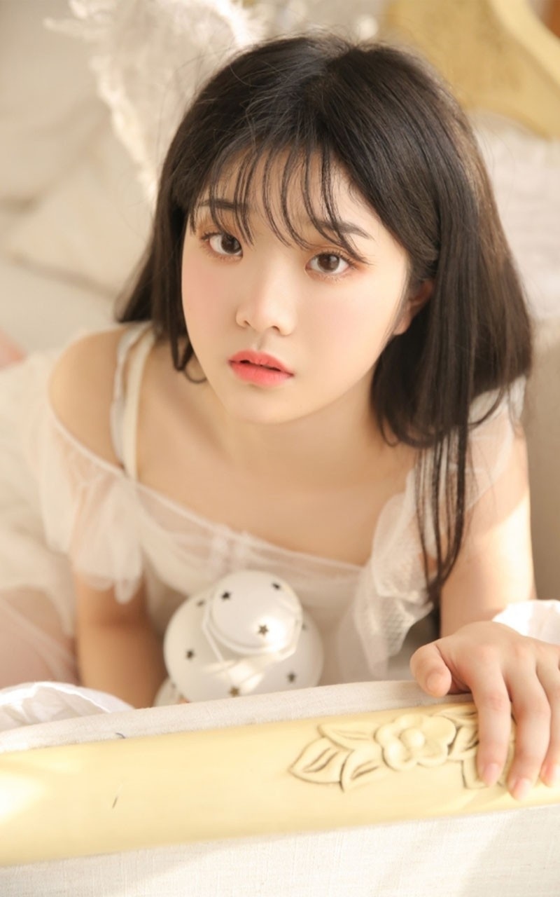 雪白肌肤美女气质公主裙粉嫩脸蛋私房写真图片