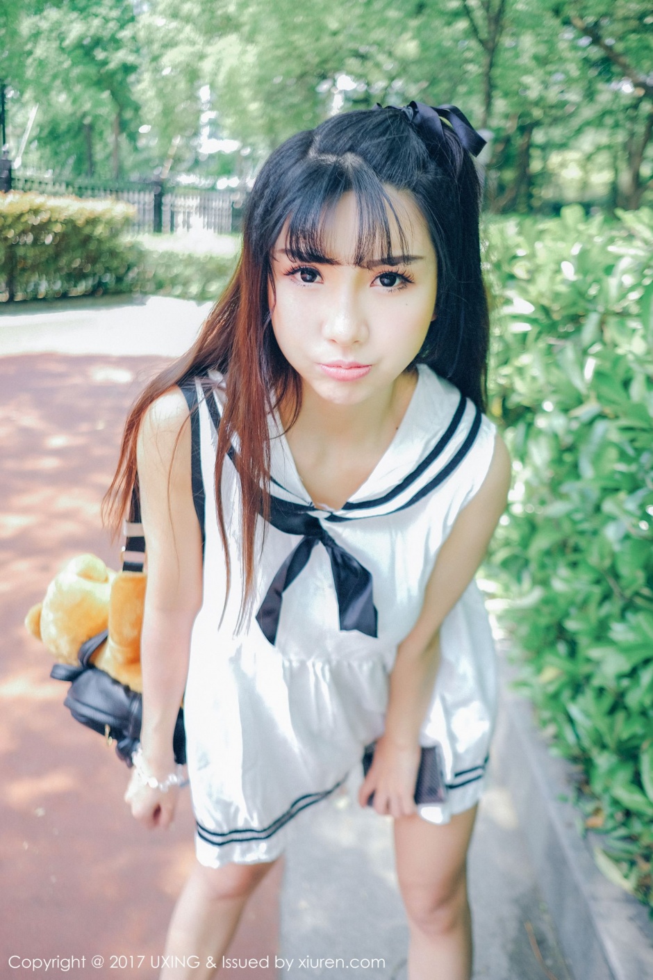 粉嫩双马尾巨乳萌妹晓茜私房大秀香肩美胸写真