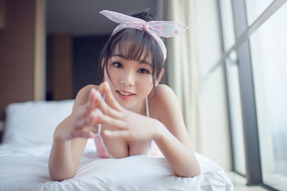 清纯稚嫩美少女酒店酥胸吊带性感美腿写真
