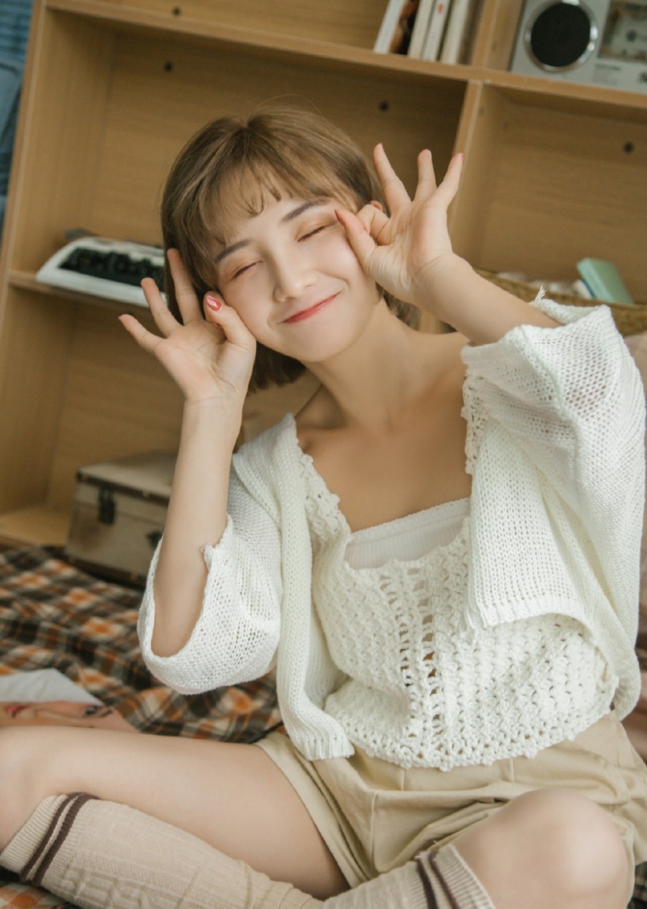 白毛衣美女抹胸吊带私房大秀性感美腿图片