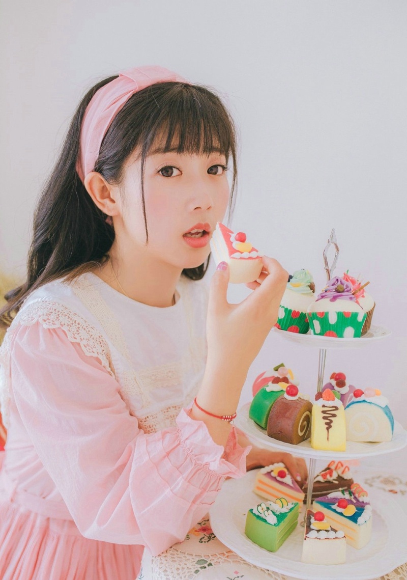 00后粉嫩少女清新甜美迷人私房写真照