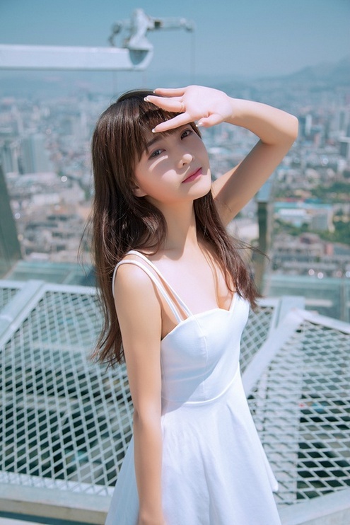 网红美女高台上低胸白色吊带裙迷人写真照