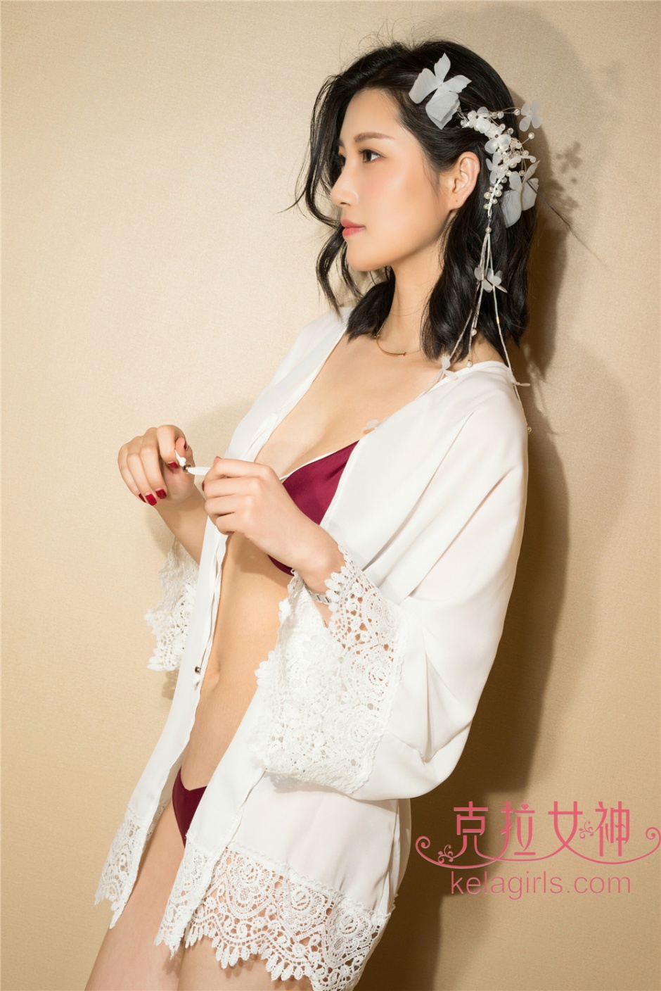 长腿美女王睿清凉蕾丝内衣性感红唇挑逗写真图片