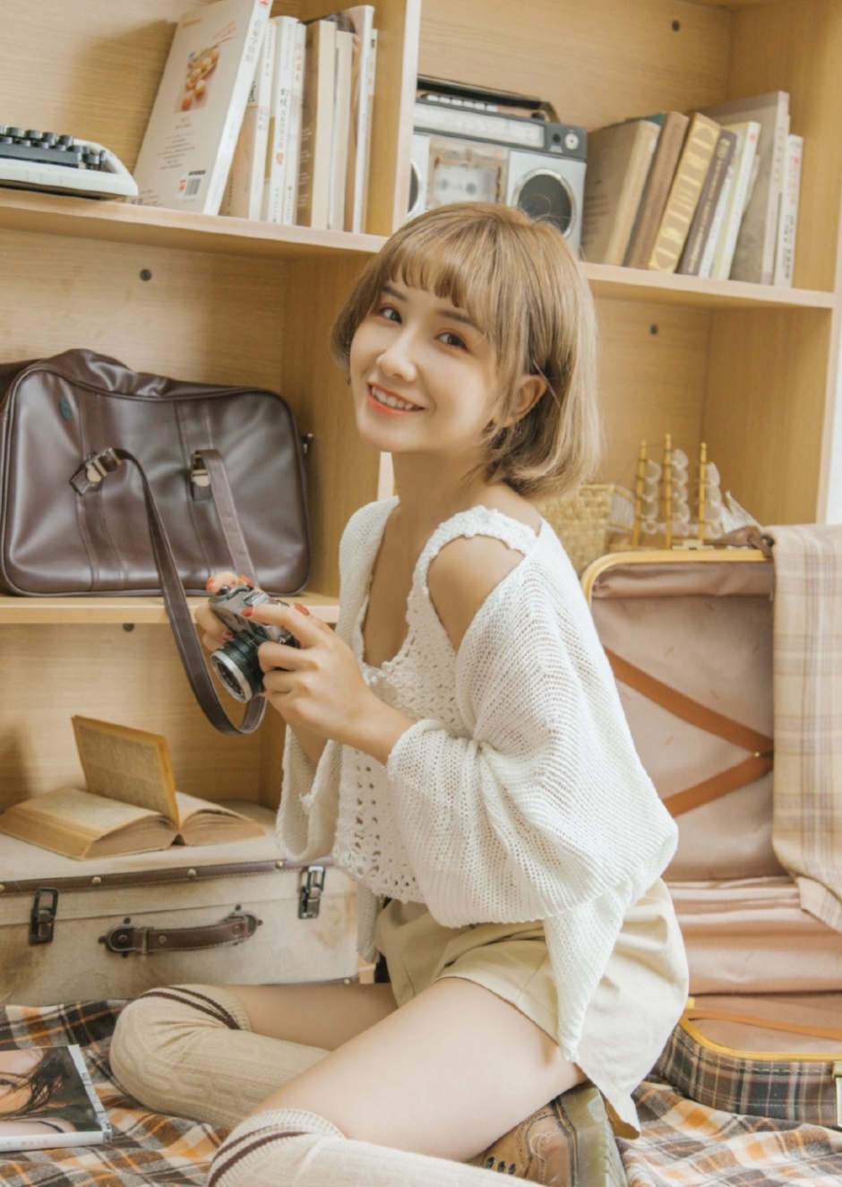 白毛衣美女抹胸吊带私房大秀性感美腿图片