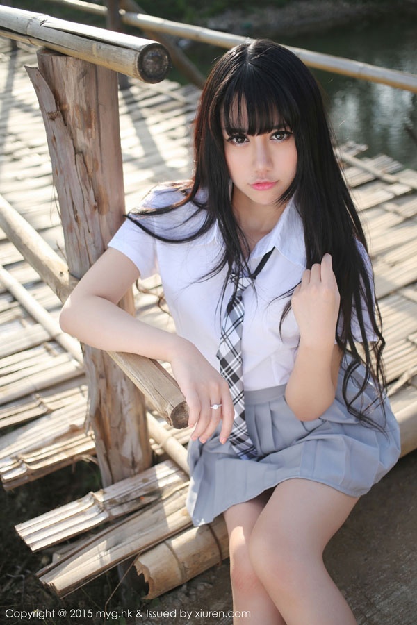 90后清纯美女校花校园清新可人写真图片