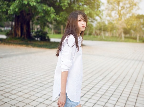 阳光白衬衫美女凌乱秀发性感撩人写真图片