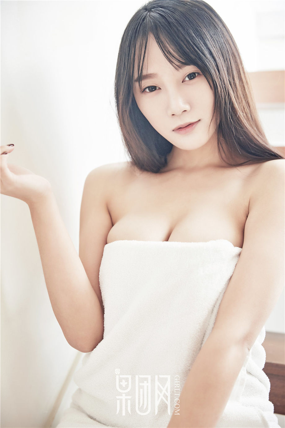 浑圆雪白大奶熟女何嘉颖浴室性感白色浴巾喷血写真福利大图