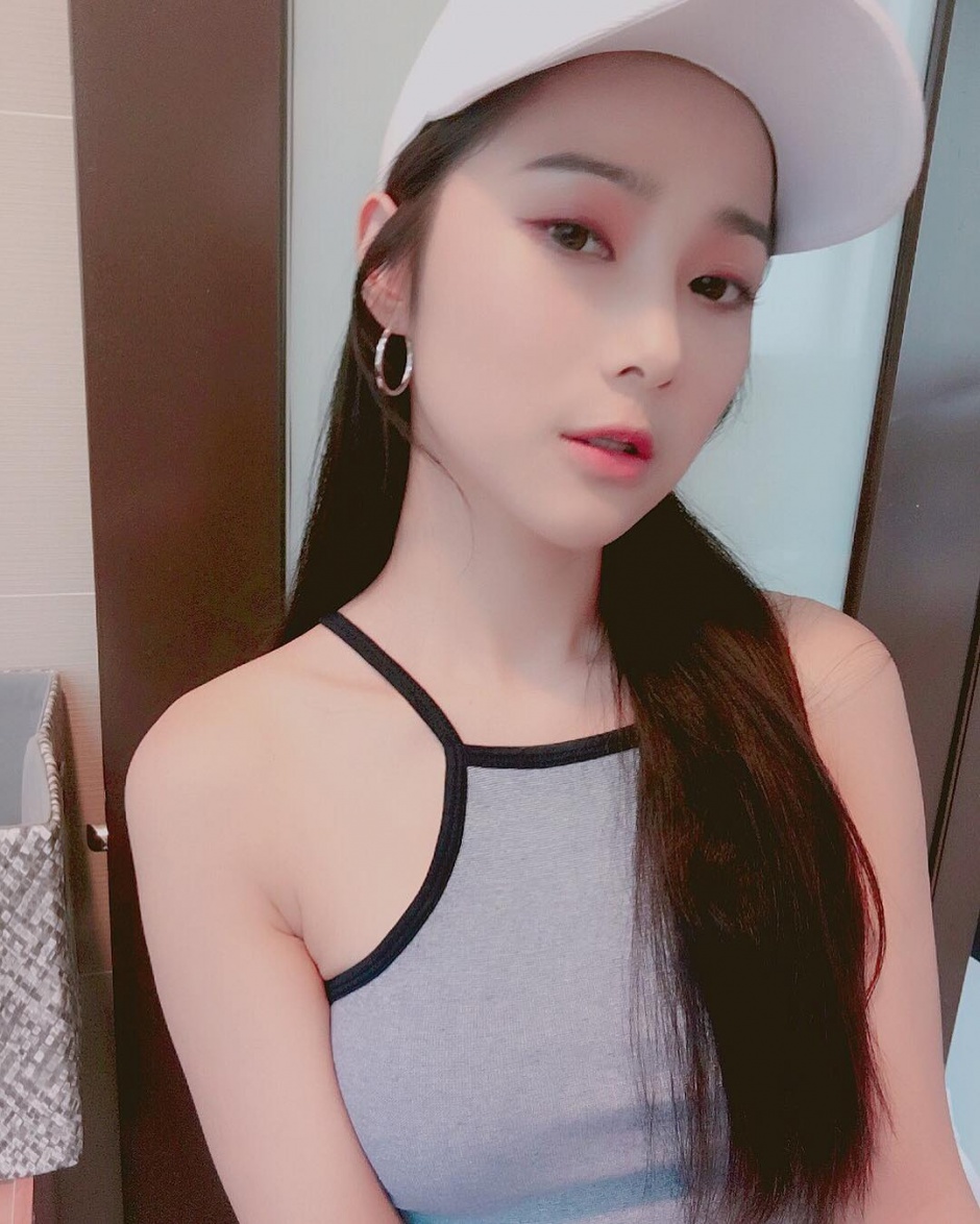 性感酥胸美女校花Lynne雨玄热裤美腿诱人写真图片