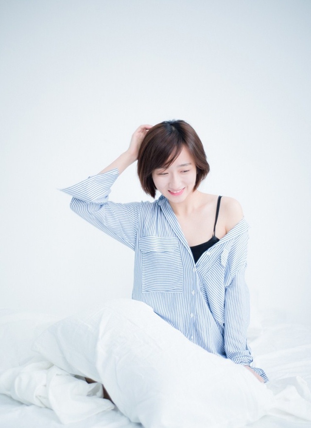性感吊带短发美女私房秀白嫩香肩锁骨图片