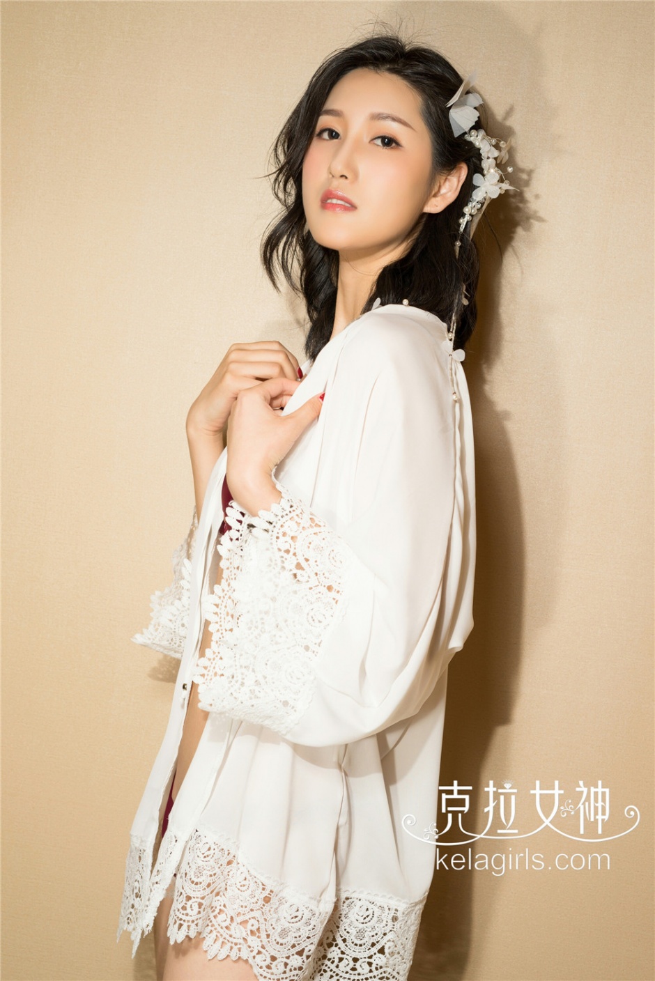 长腿美女王睿清凉蕾丝内衣性感红唇挑逗写真图片
