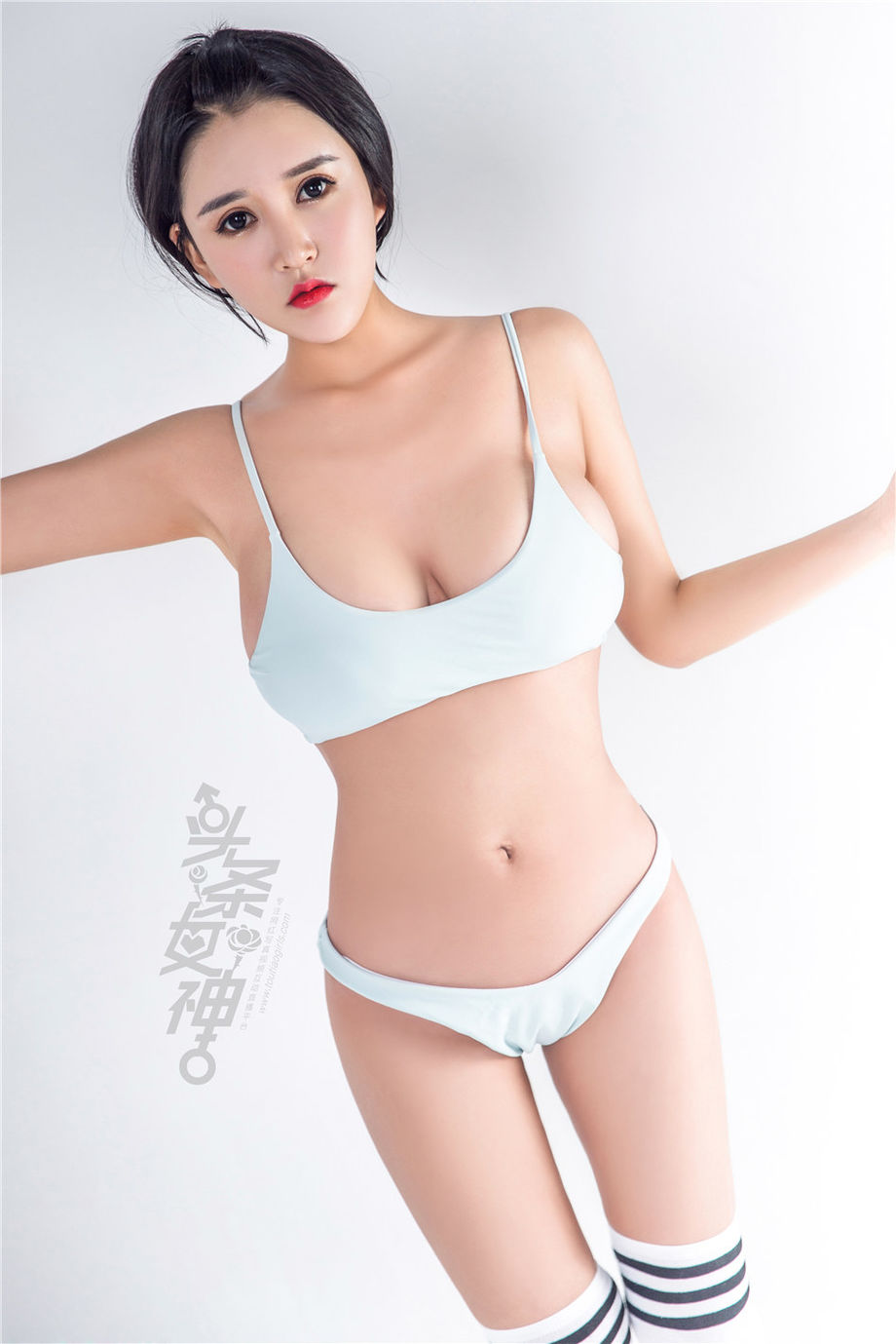 头条女神 丰满大奶美女白一晗清凉性感比基尼魅惑写真图片
