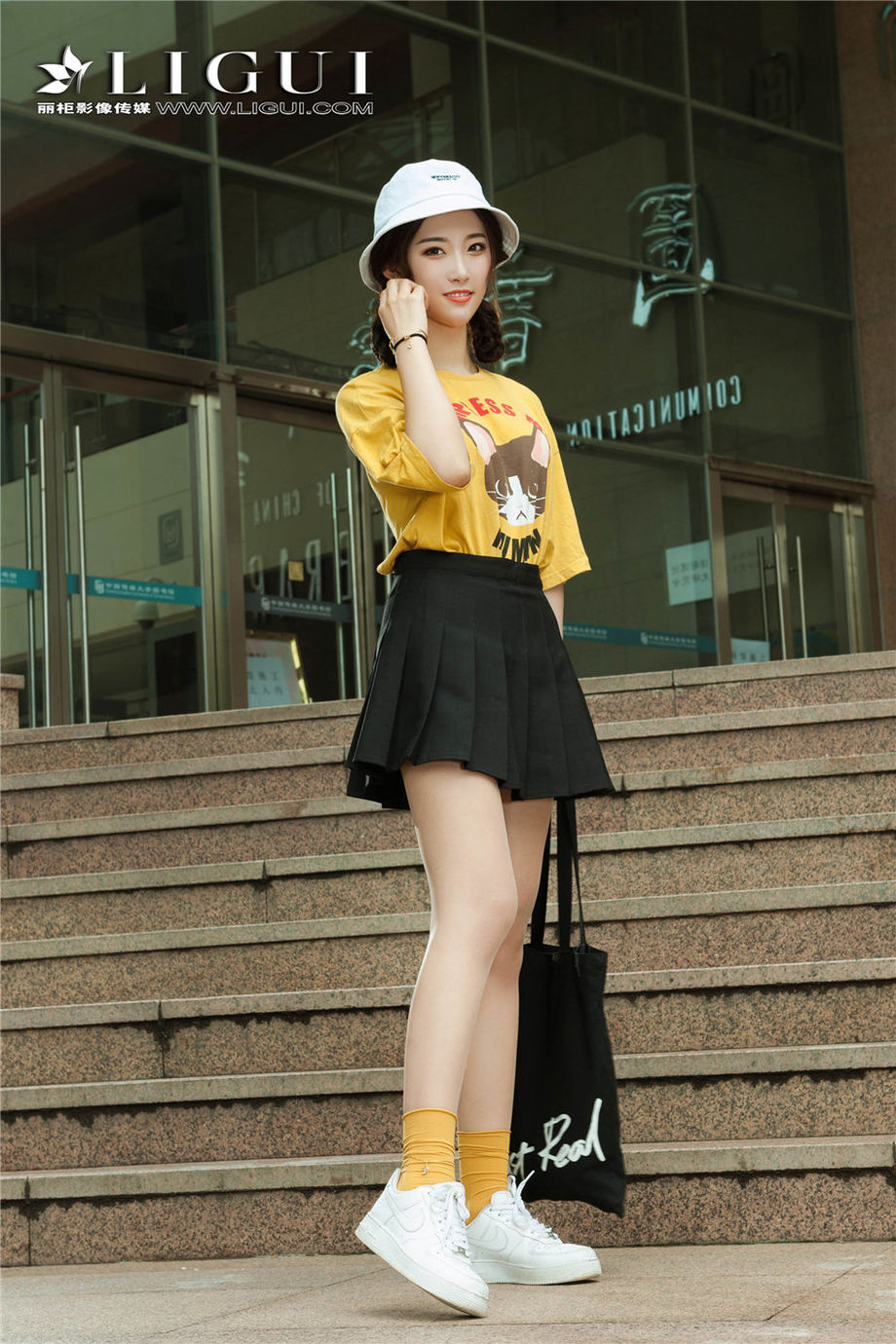 可爱美少女筱筱诱人丝袜玉足撩人街拍写真图片