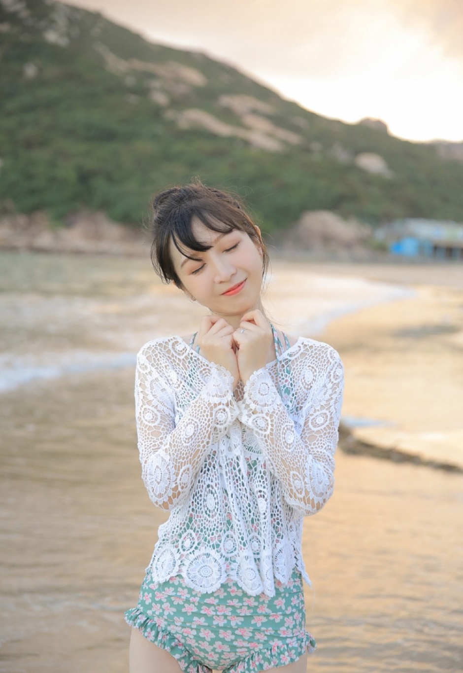 丸子头美少女性感紧身泳衣沙滩上演绎甜美可爱写真图片