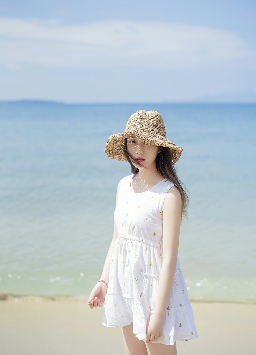 白裙清纯美女阳光沙滩美腿白嫩如霜图片