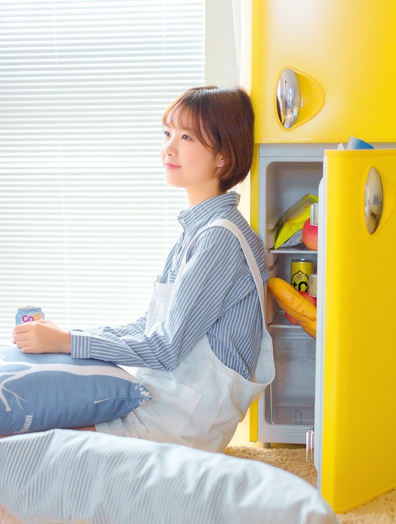清纯白净短发美女居家甜美写真图片