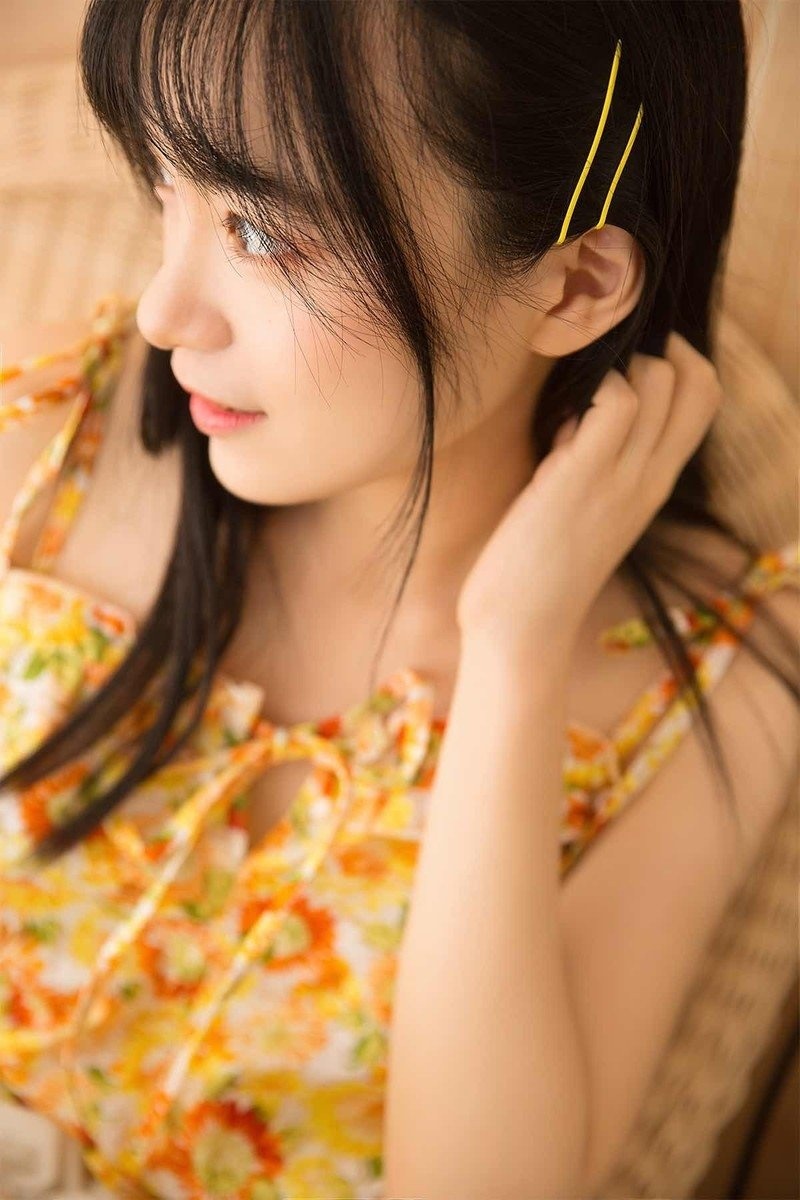 明眸皓齿邻家少女吊带花裙娇羞含情写真图片