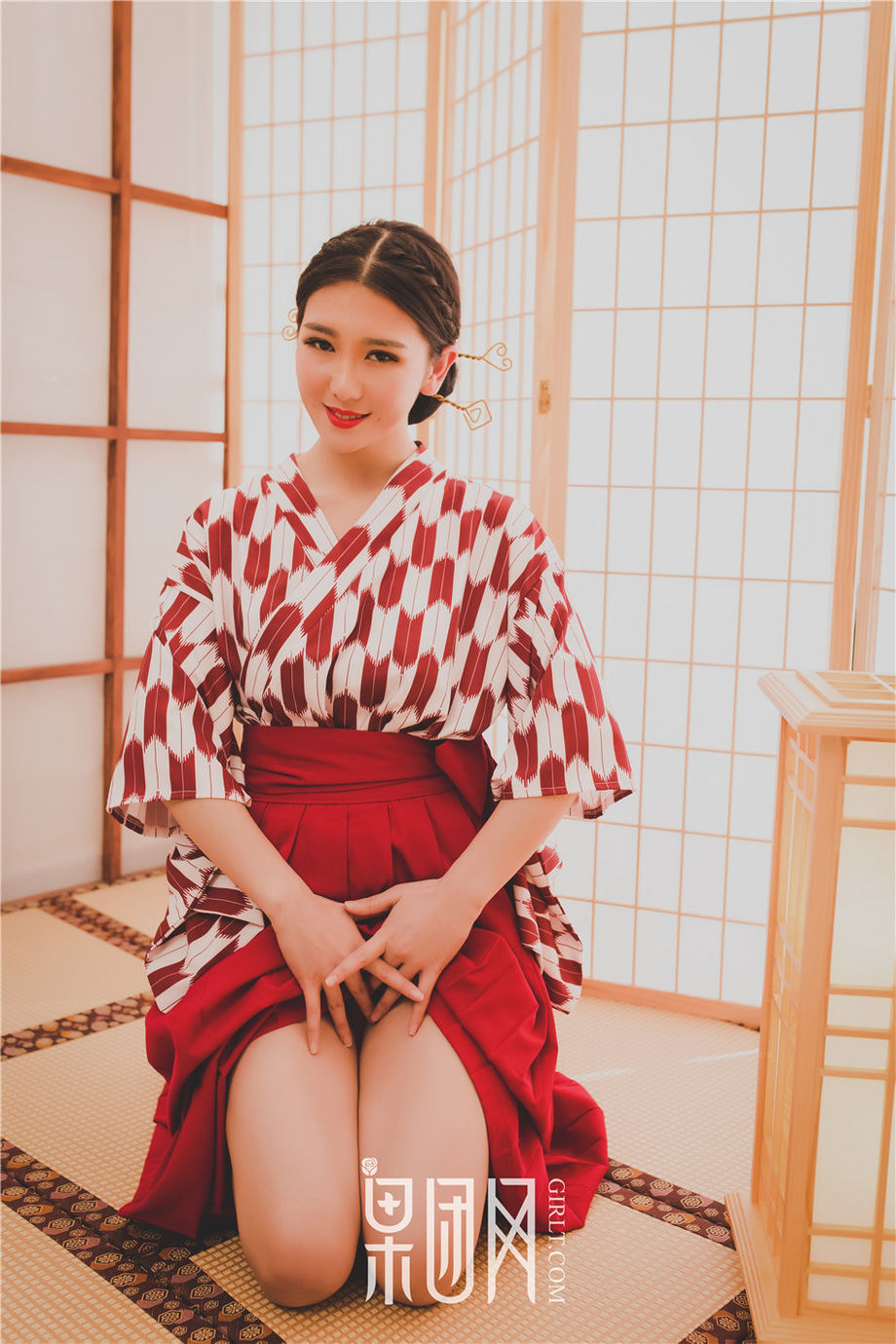 Girlt果团人像摄影写真 和服美女糖果儿撩衣白嫩美乳诱惑人体摄影