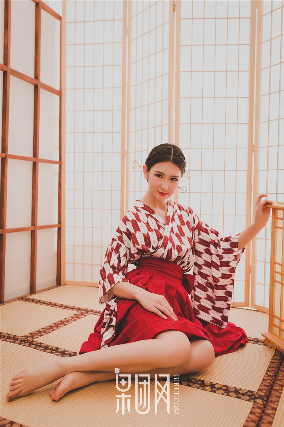Girlt果团人像摄影写真 和服美女糖果儿撩衣白嫩美乳诱惑人体摄影