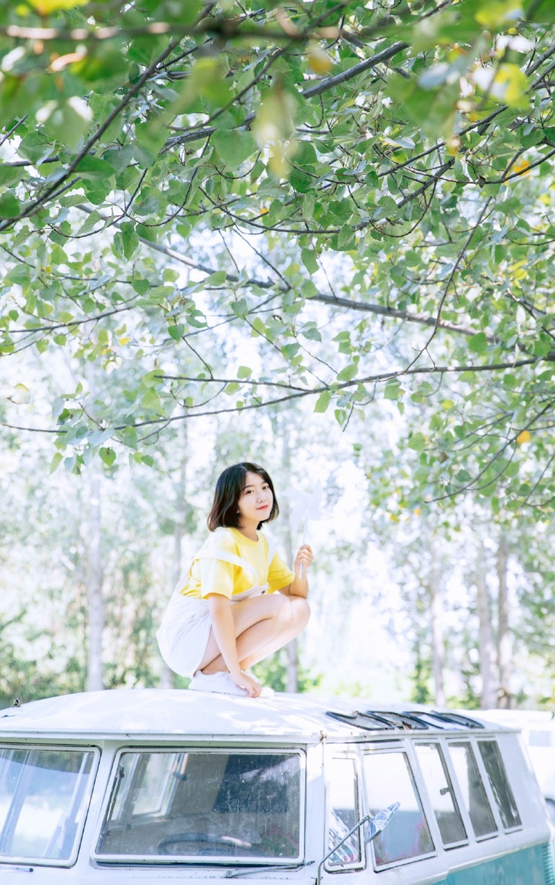元气短发少女背带短裤修长美腿户外图片
