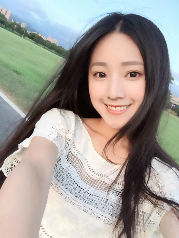 治愈系美女安婕希(陈奕安)甜笑迷人户外写真图片