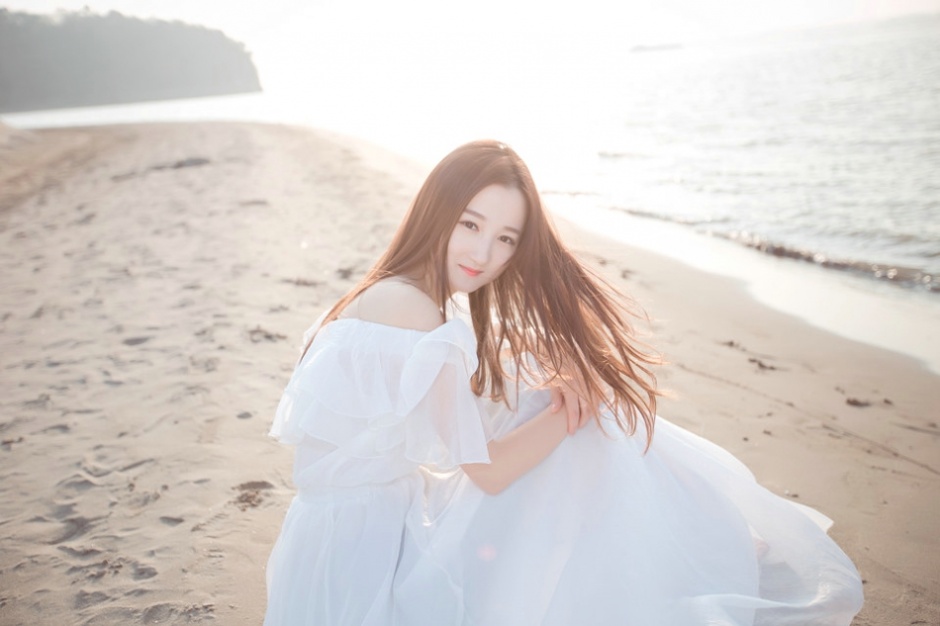 清纯美女江边白色纱裙飘逸动人甜美写真