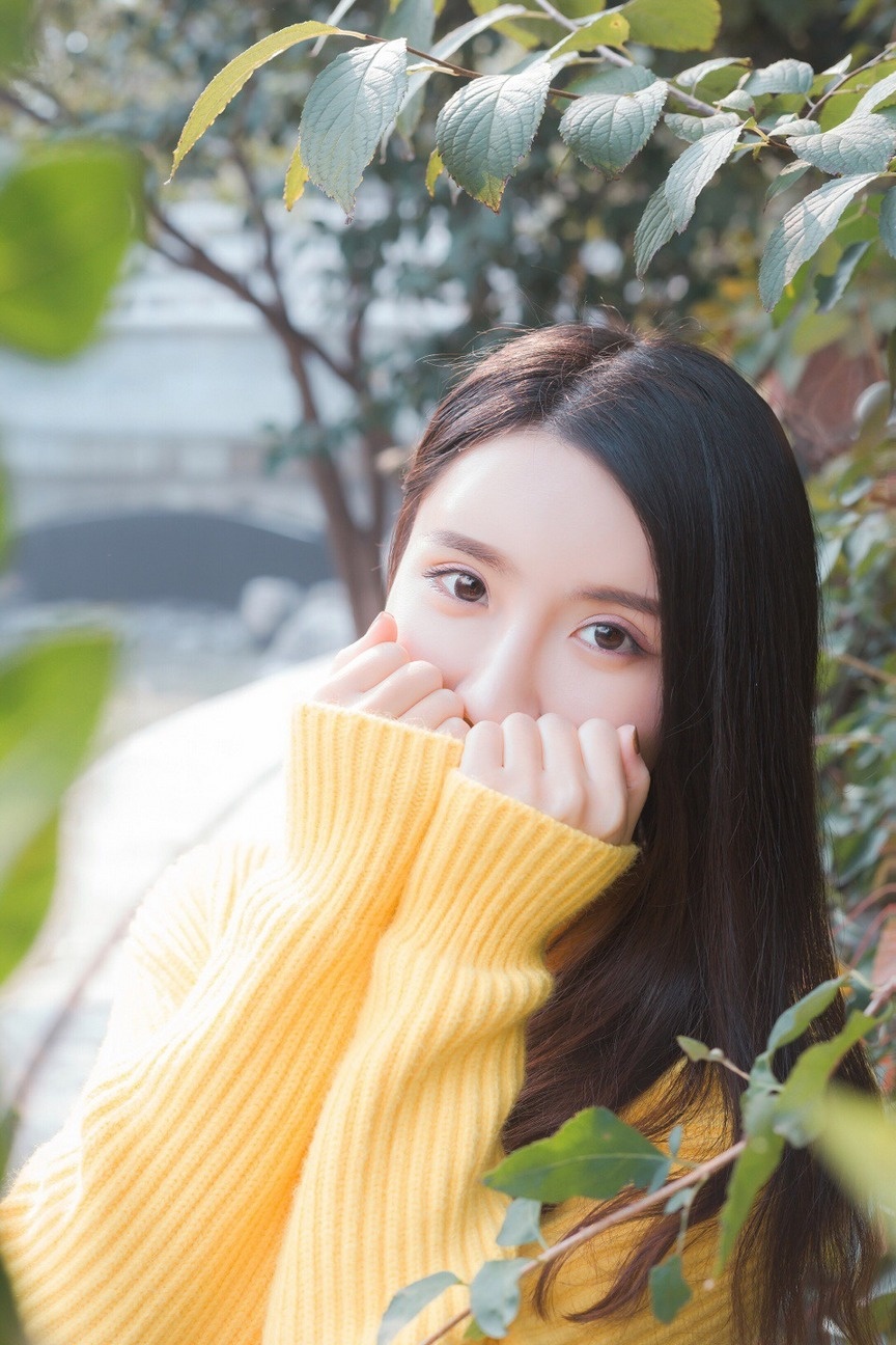 白皙肌肤大美女惊艳双眸户外清纯写真图片