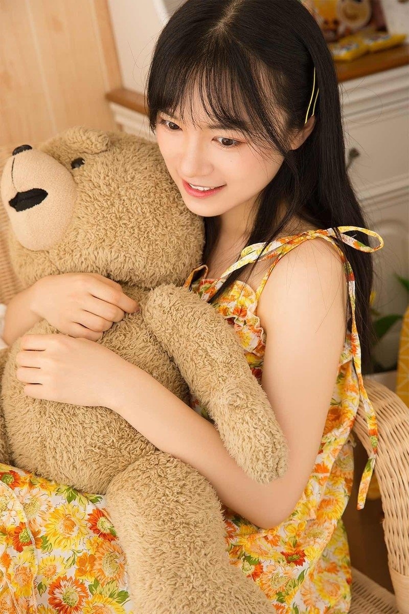 明眸皓齿邻家少女吊带花裙娇羞含情写真图片