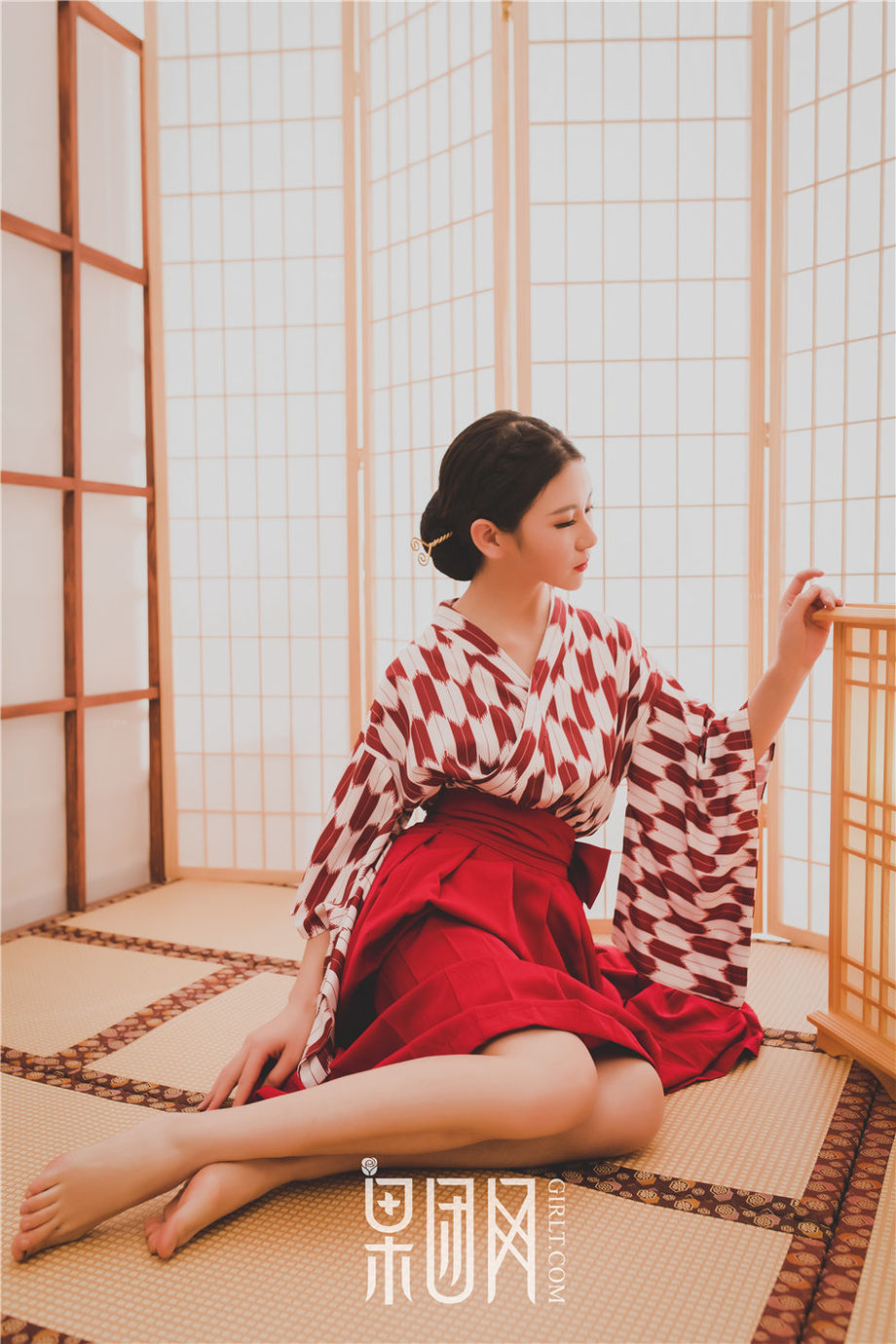 Girlt果团人像摄影写真 和服美女糖果儿撩衣白嫩美乳诱惑人体摄影