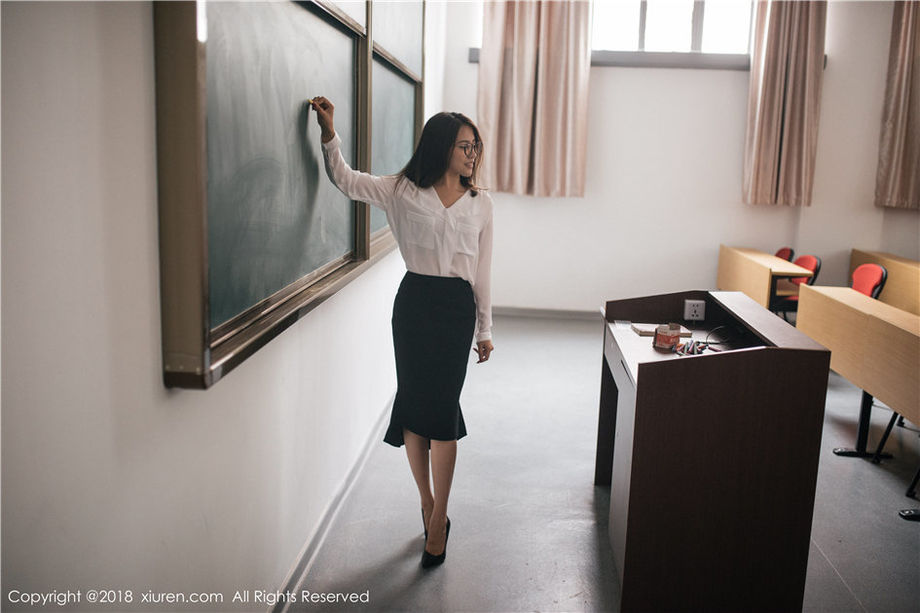 秀人网 清纯御姐许诺Sabrina性感修长美腿魅惑写真图片