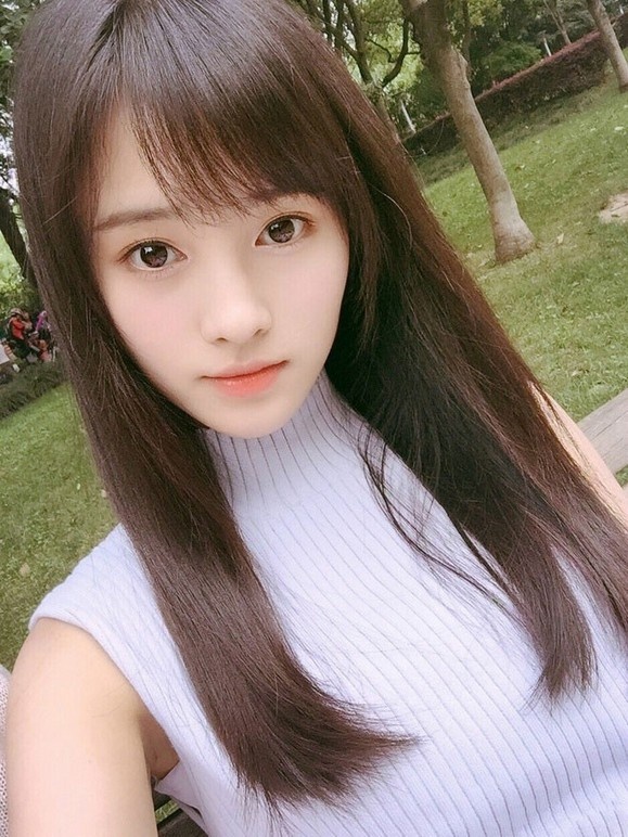 白皙粉嫩大眼网红女神诱人肌肤吹弹可破